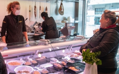 Una clienta parlant amb una carnissera | Roger Benet